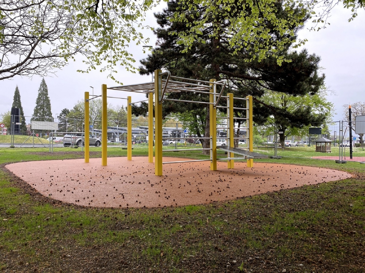 CH Monthey – Street Workout Anlage mit Schatten